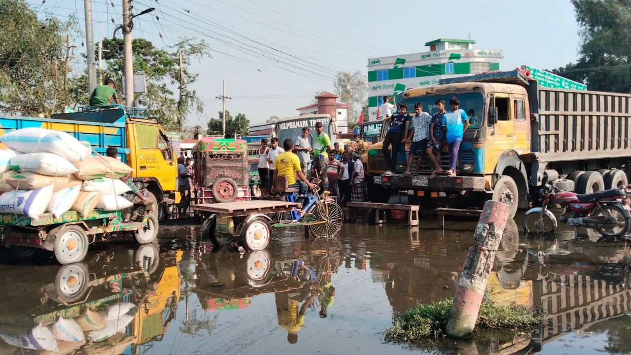 সৈয়দপুরে ডোবা ভরাটে জলাবদ্ধতা, দুই মহাসড়ক অবরোধে জনদুর্ভোগ